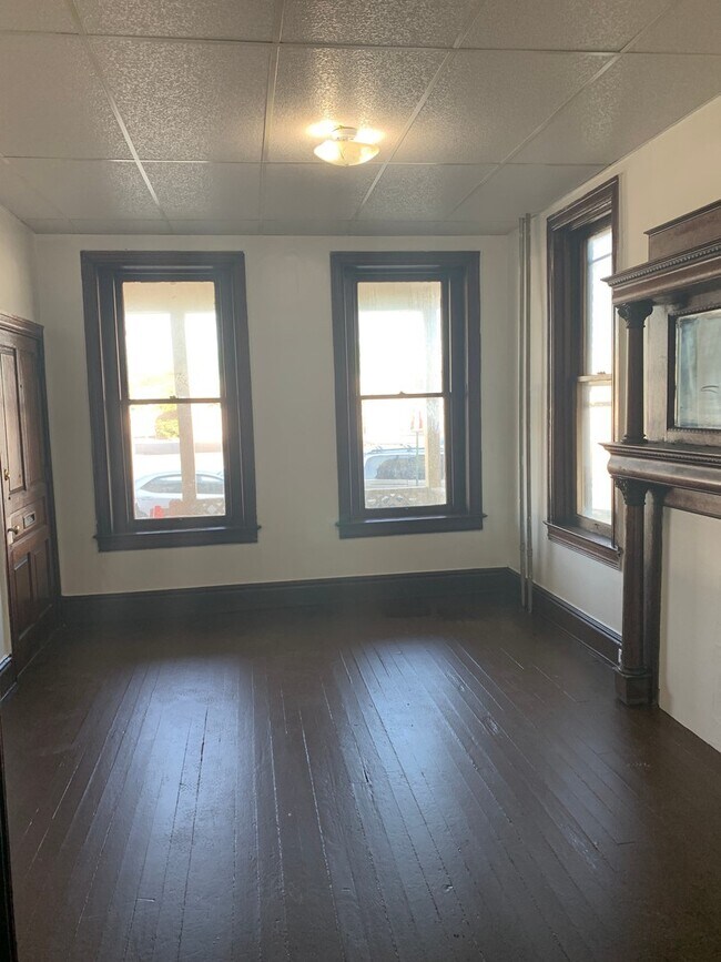 Building Photo - 1114 W Market St
