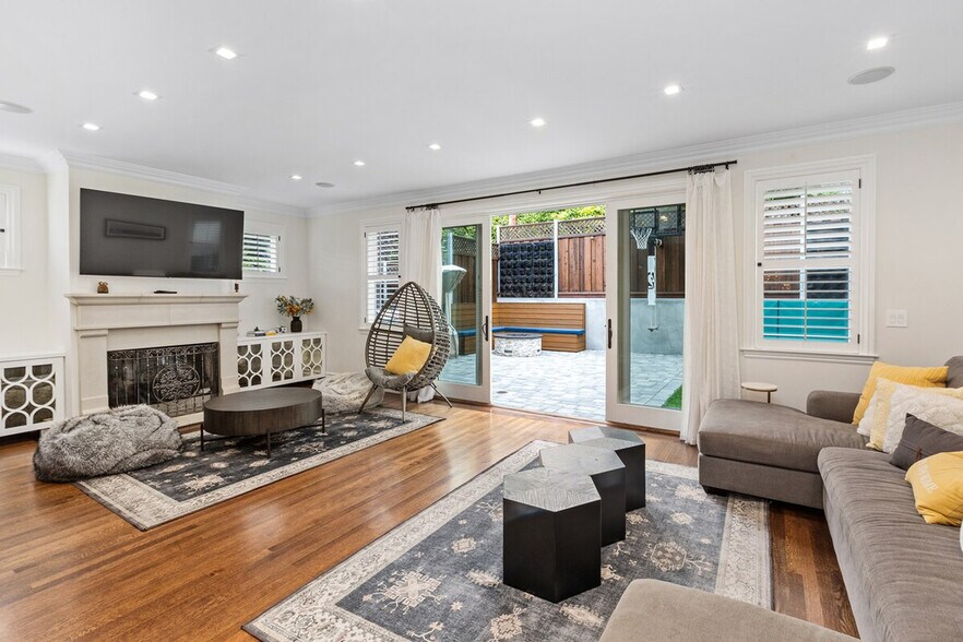 Primary Photo - 180 Dorantes Ave