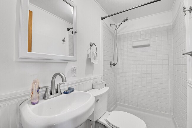 Building Photo - 204 Bristlecone Way