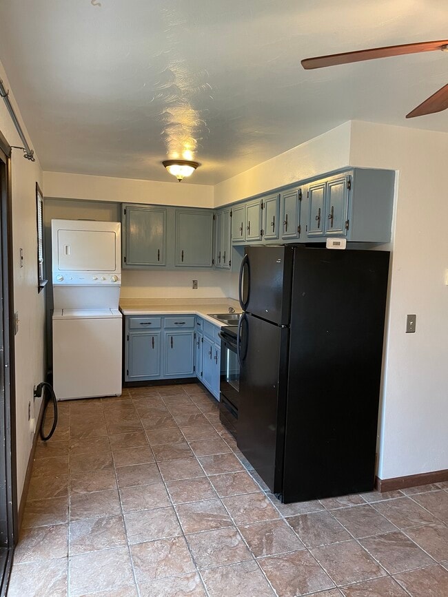 Kitchen/laundry - 115 Pendleton St