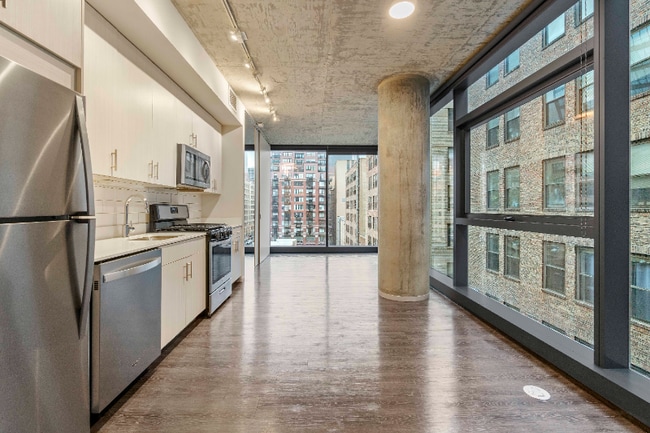 Primary Photo - 707 S Clark St