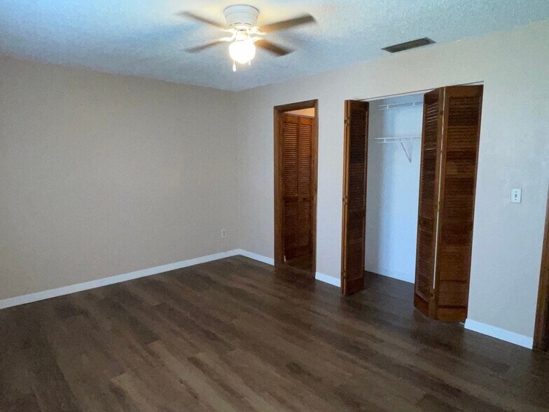 Building Photo - 2085 Oak Meadow Cir