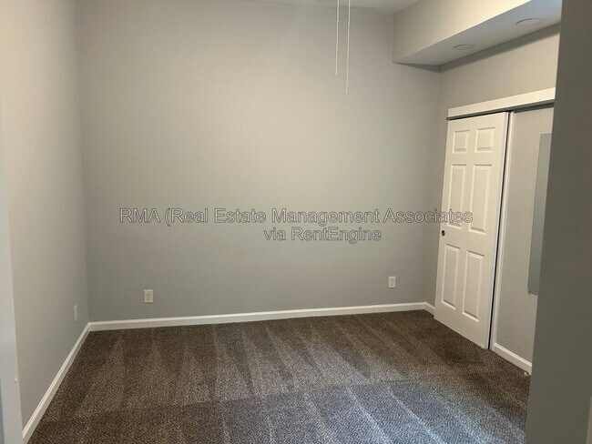 Building Photo - 631 W Poplar St