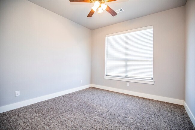 Building Photo - 303 Alder St