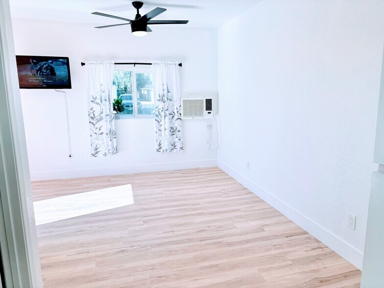 Building Photo - 908 Canosa Ave