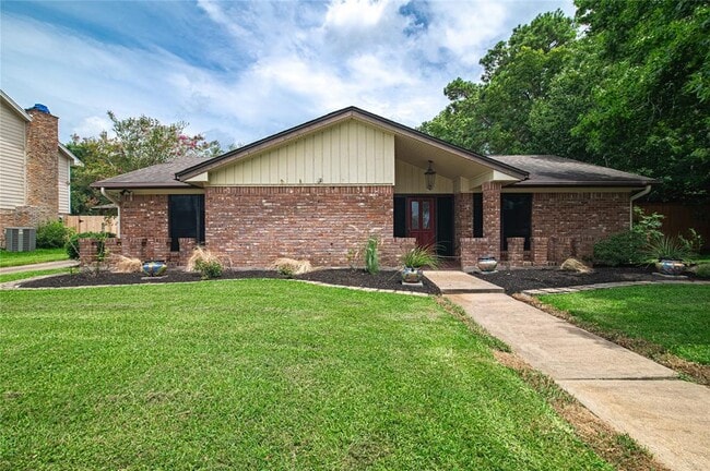 Building Photo - 319 Forest Lake Dr