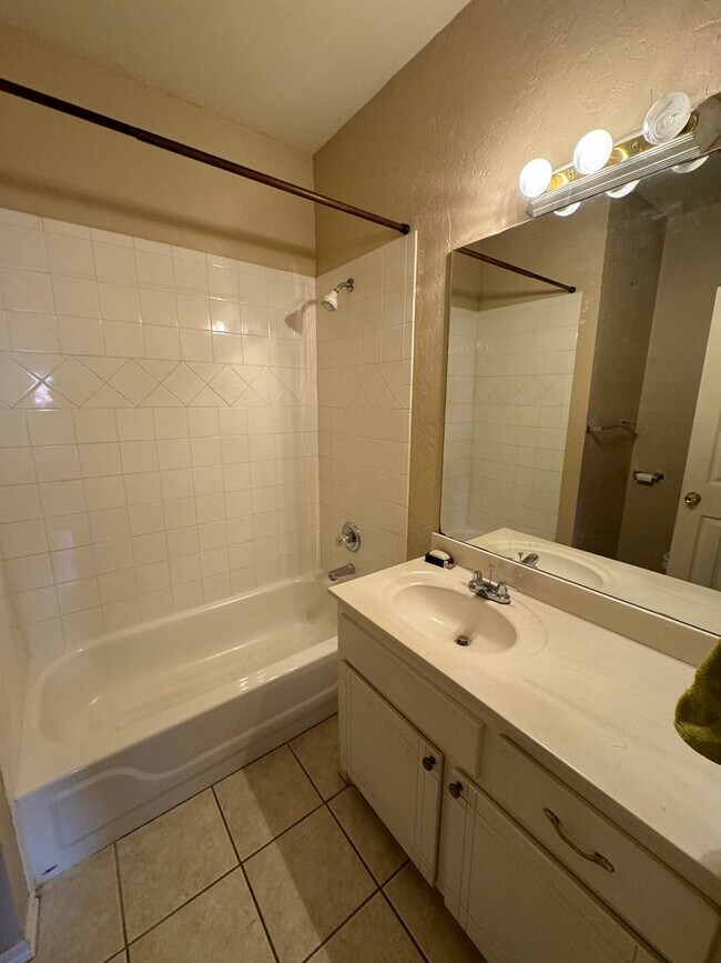 Building Photo - 4 bed in Putnam City! New luxury plank flooring , carpet , paint and new electric range!