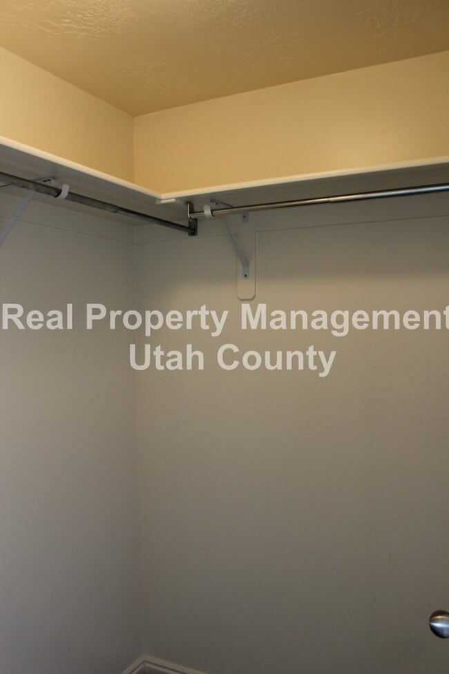 Building Photo - Updated home in Saratoga Springs