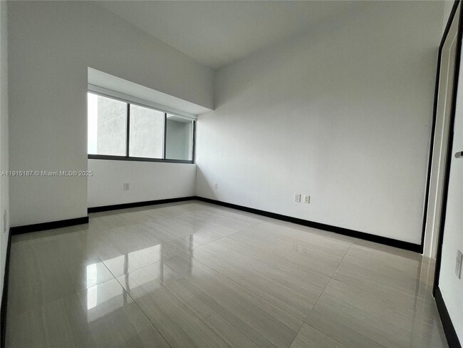 Building Photo - 480 NE 31st St