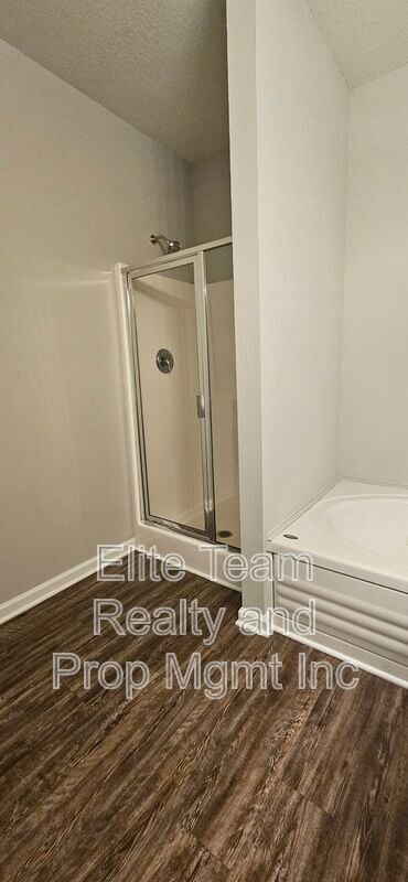 Building Photo - 2715 Meadow Knoll Dr