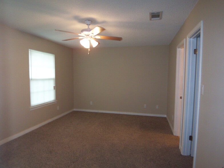 Building Photo - 727 Valley Ridge Way