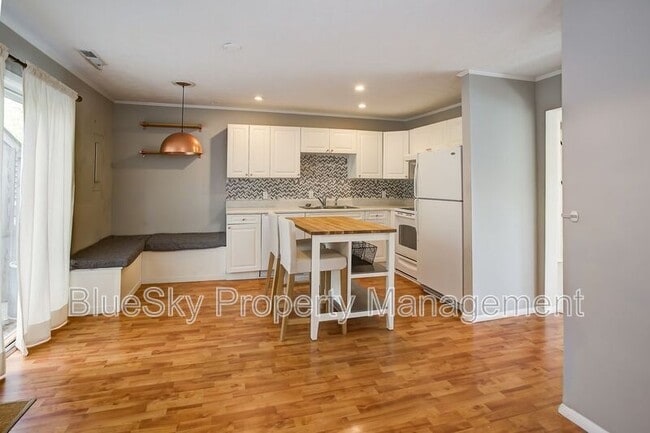 Building Photo - 688 Lockesley Terrace