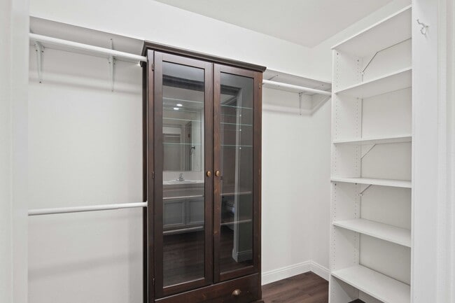 Building Photo - Gorgeous 2 Story Townhome in Valencia!