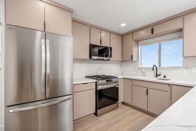 Newly remodeled kitchen - De Soto Luxury Townhomes