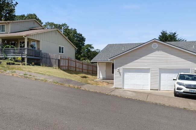 Building Photo - Spacious 3 bedroom Duplex