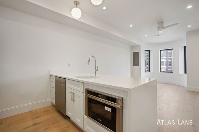 Building Photo - Professionally Managed// 3 bedroom 3 bathr...