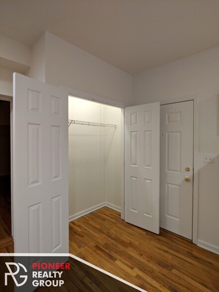 Building Photo - 927 W Dakin St