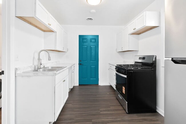Building Photo - Completely Remodeled and close to ND!