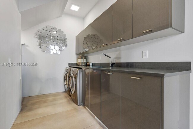 Building Photo - 2700 NE 18th St