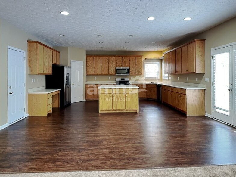 Building Photo - 520 Martin Field Dr