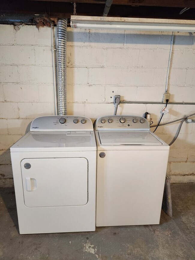 Building Photo - Great House in Rock Island  2 Bedroom