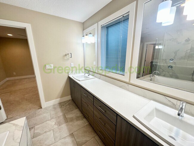 Building Photo - Gorgeous, Custom-designed 4-Bedroom Contemporary Townhouse on 3 Levels