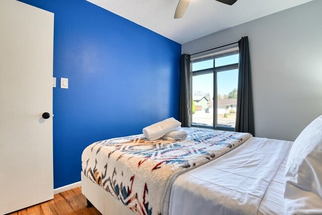 Building Photo - Cute 3 Bedroom Home in Central Colorado Sp...