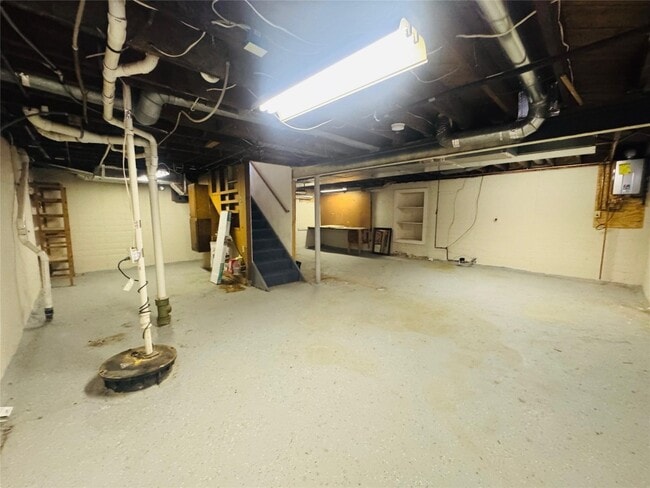 Building Photo - 2405-2405 Jenkins St