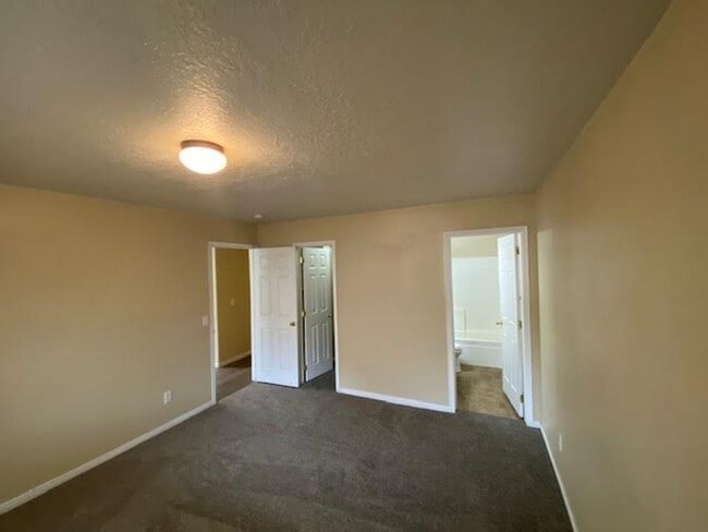 Building Photo - 3 Bedroom, 2 Bathroom Twin Home