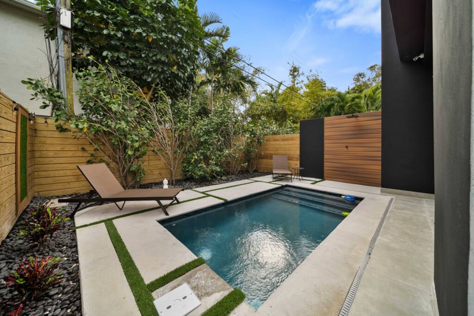 Building Photo - 1514 NE 5th Ct