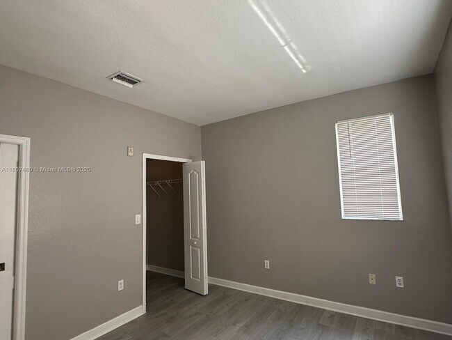 Building Photo - 1692 SE 29th Ct