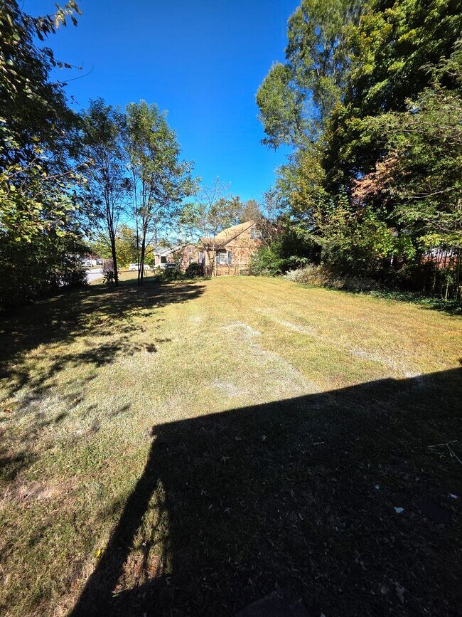 Building Photo - 2 BR in Emerywood!