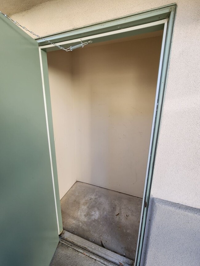 Building Photo - Downstairs 1 bedroom apartment with small patio and additional storage