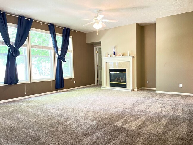 Building Photo - Move-in special. Beautiful 4 bed 2.5 bath 3000+sq ft