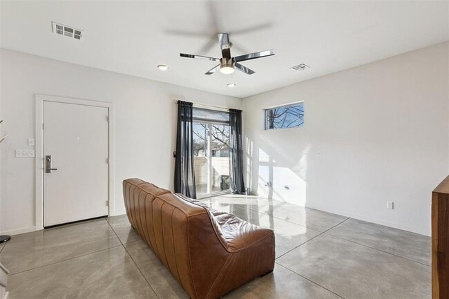 Building Photo - 1008 N Francis Ave