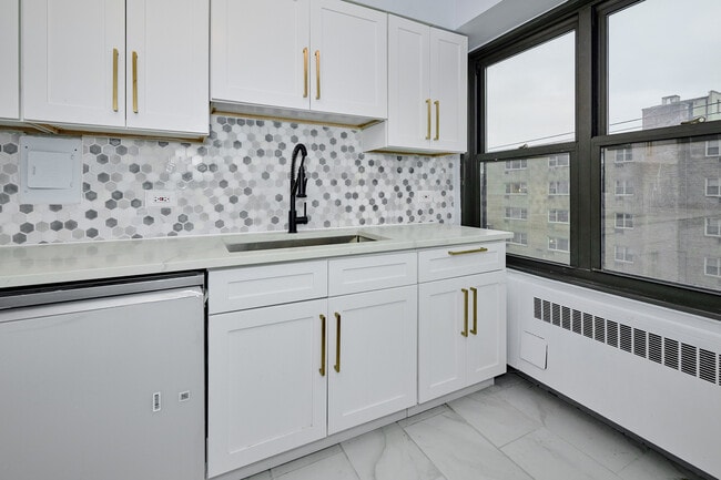 Building Photo - 6118 N Sheridan Rd