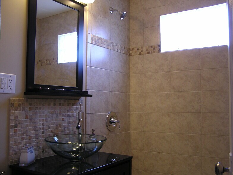 Building Photo - 425 Roosevelt Ave