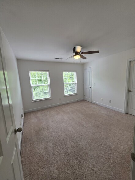 Building Photo - 7025 Sunnywood Dr