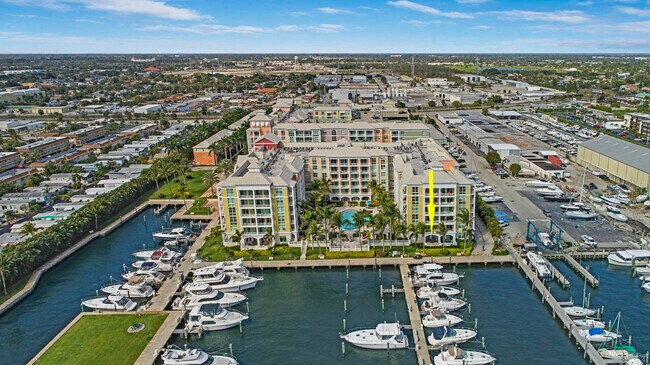 Building Photo - 806 E Windward Way