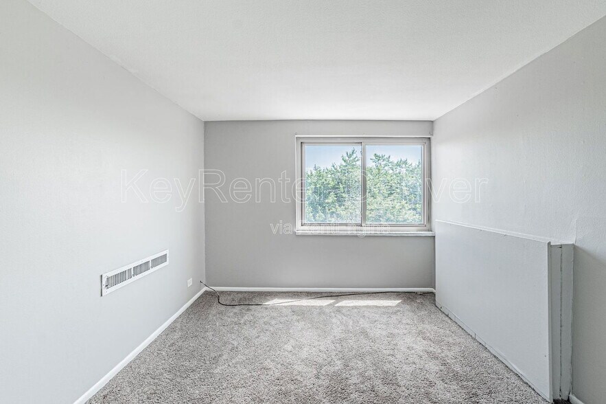 Building Photo - 1366 Garfield St