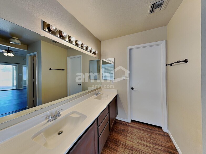 Building Photo - 6302 W Puget Ave