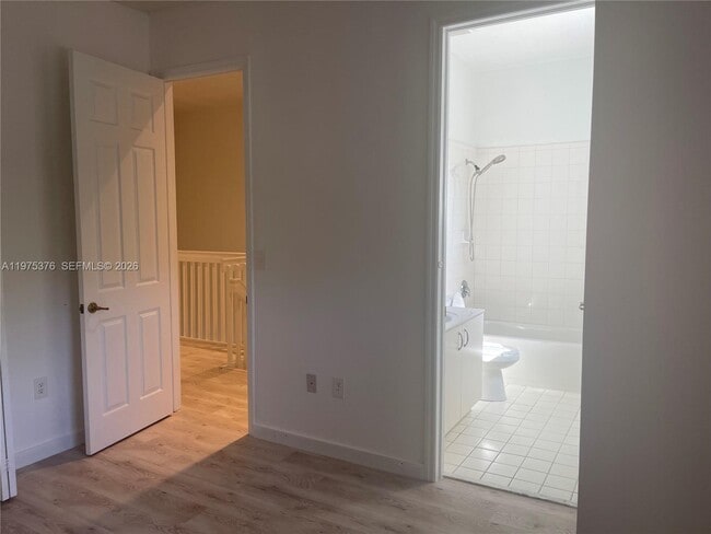 Building Photo - 942 NE 42nd Pl