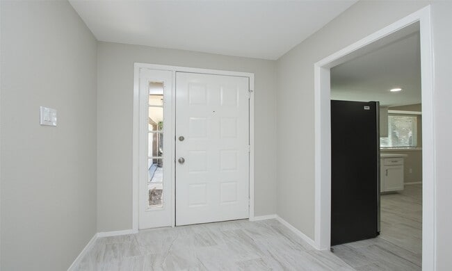 Building Photo - 833 Lakeview Dr