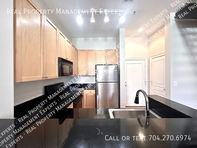 Building Photo - Stunning 1BR/1BA Condo in South End Charlo...