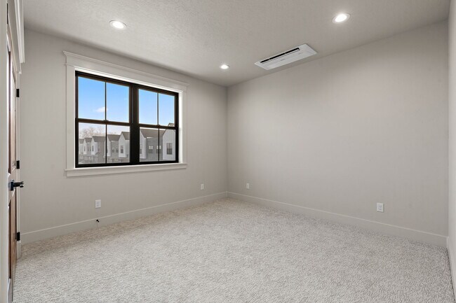 Building Photo - 116 S Carbon Rivet Ave