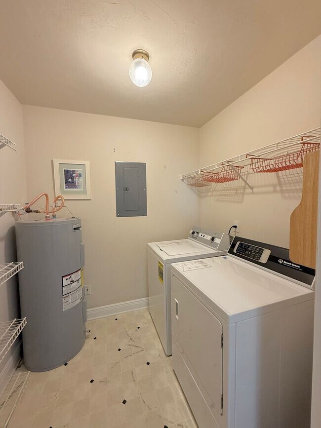 Building Photo - Charming 3BR Home in a Prime Tallahassee Location!!