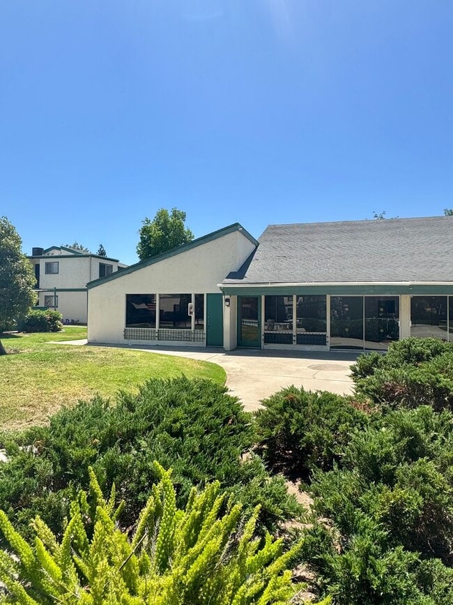 Building Photo - Spacious Upstairs Two-Bedroom 1 & 1/2 Bath...