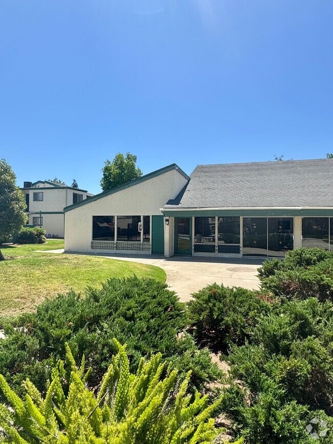 Building Photo - Spacious Upstairs 2-Bedroom, 1.5 Bath Cond...