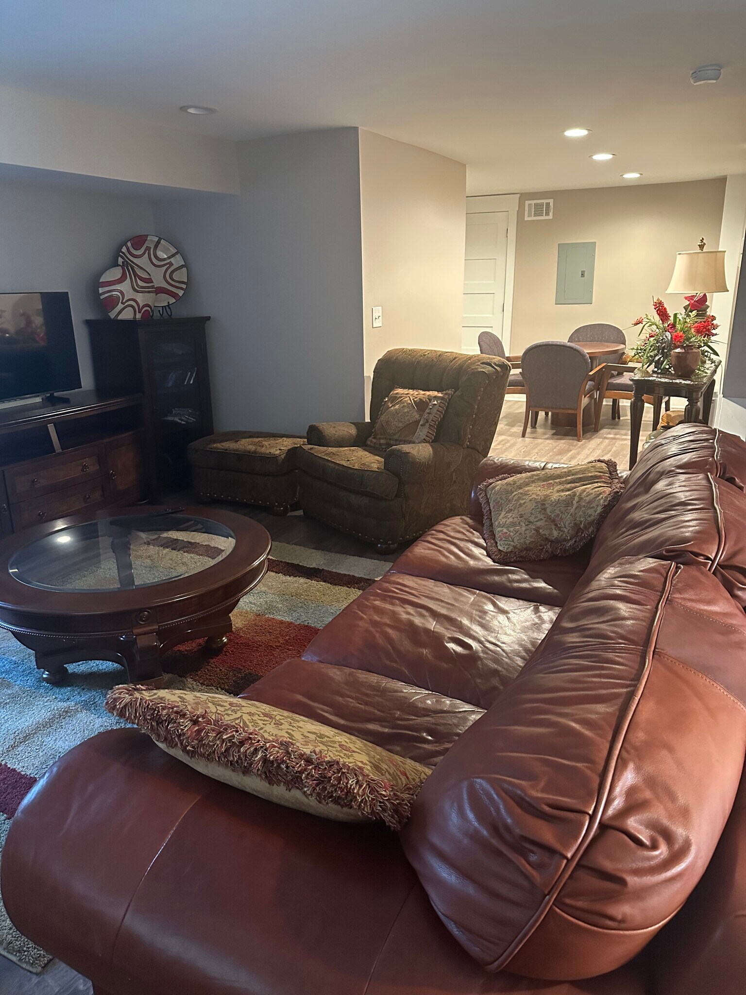 Den area - 464 Holly St NW
