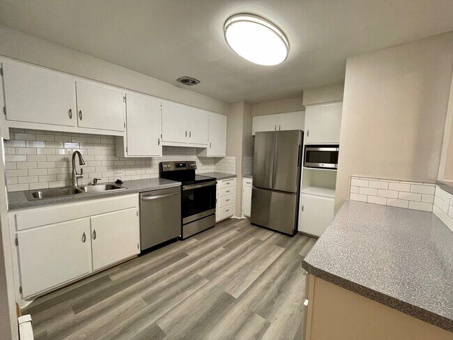 Building Photo - 2-bed 1-bath Apartment